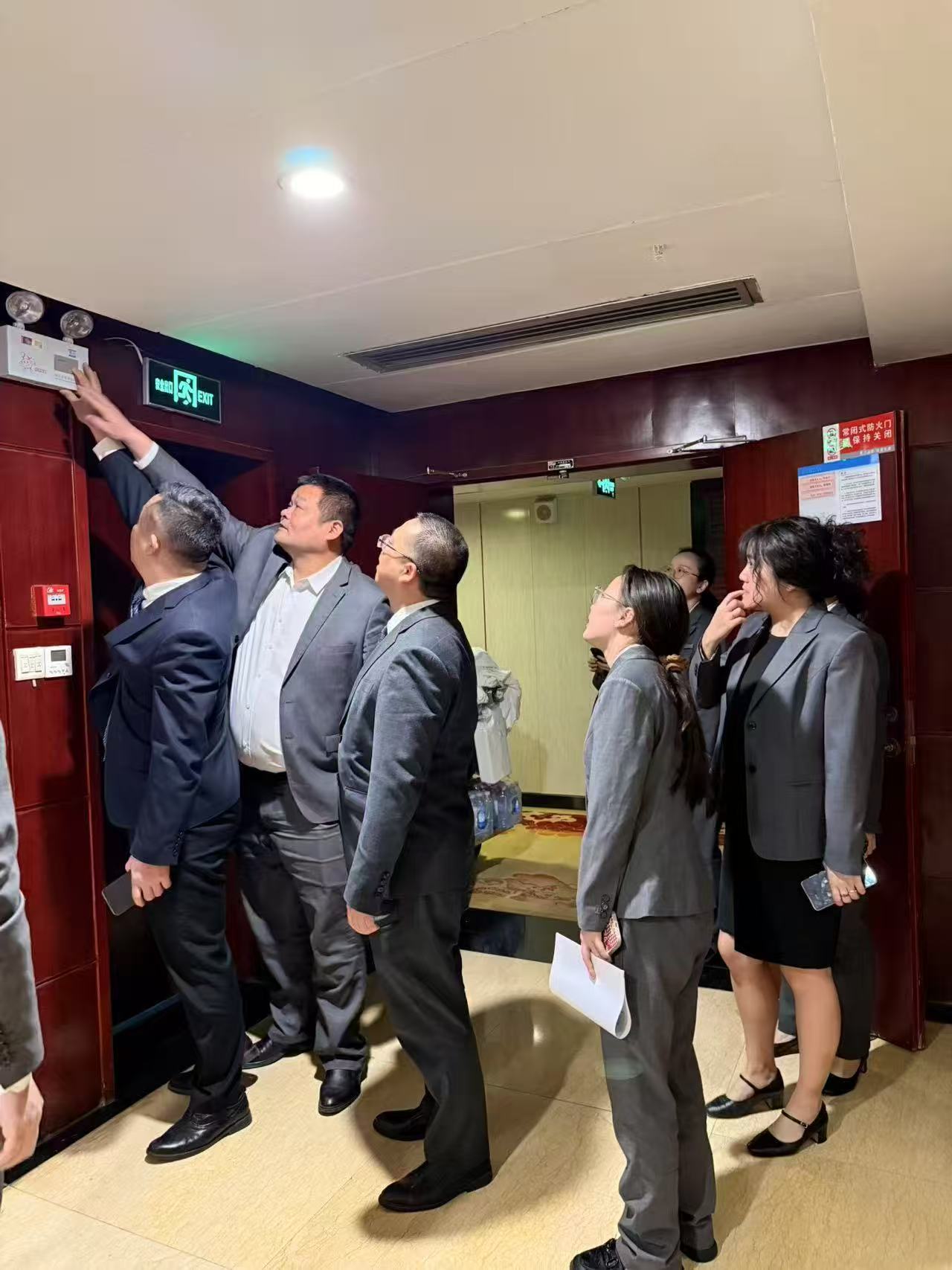 筑牢清明安全防線  護(hù)航酒店穩(wěn)健運(yùn)營 —中南建設(shè)集團(tuán)所屬江山國際大酒店開展節(jié)前安全大檢查